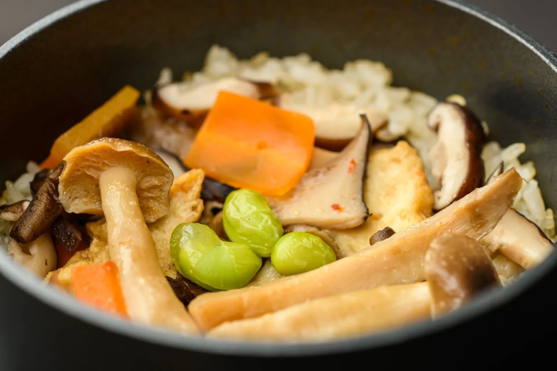 きのこと大和揚げを、ご飯とともに。