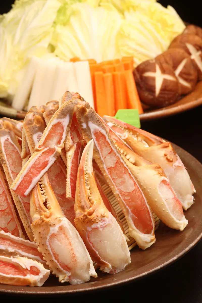 松葉がにと季節の野菜を揃えたかに鍋の食材