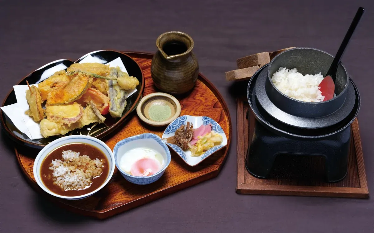 釜炊きご飯と旬野菜の天ぷらを添えたカリー茶漬