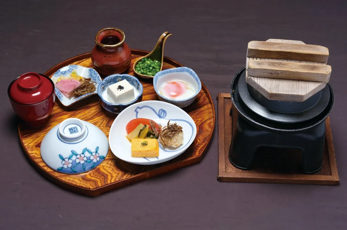 小鉢、温泉卵、特製出汁を添えたせんどめし
