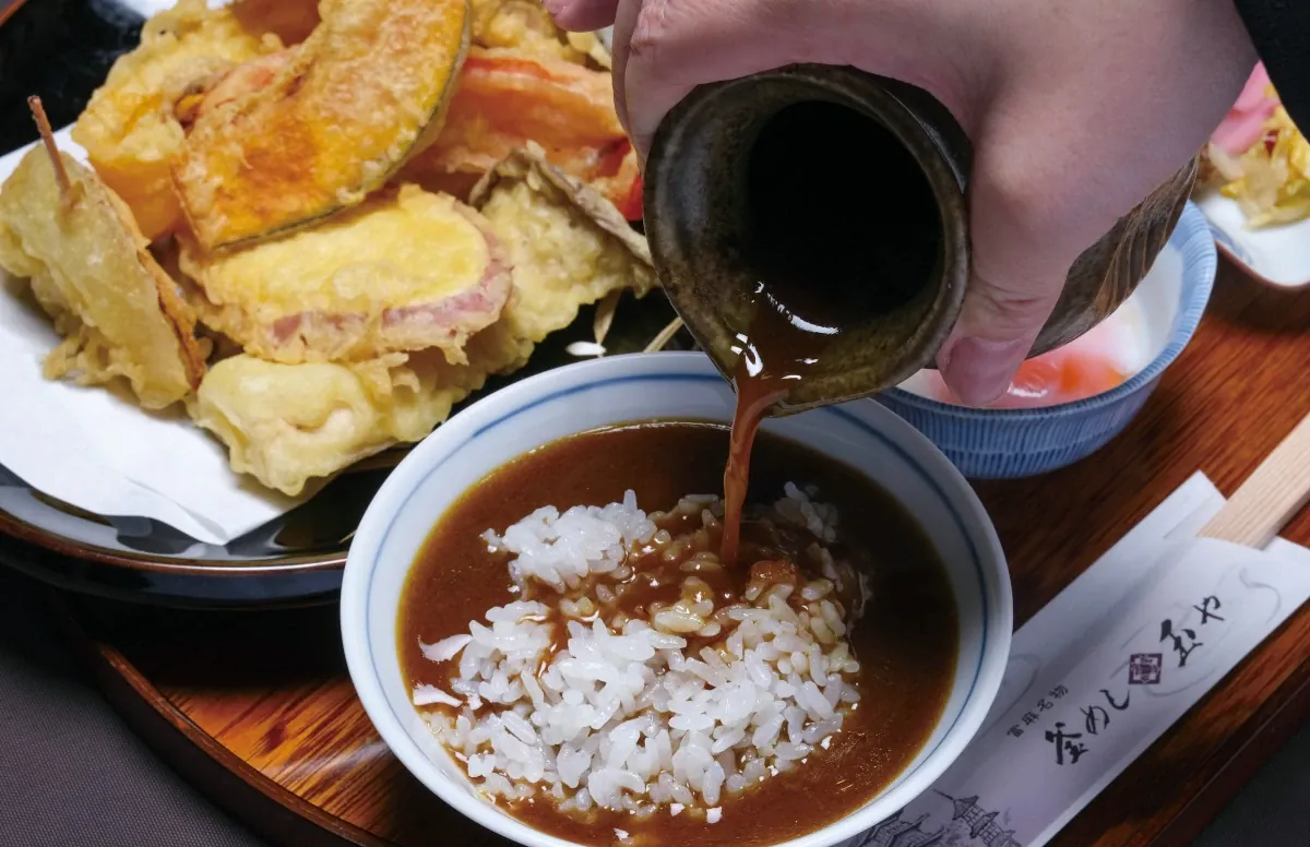 ご飯に玉やのカリー出汁を注ぐ様子